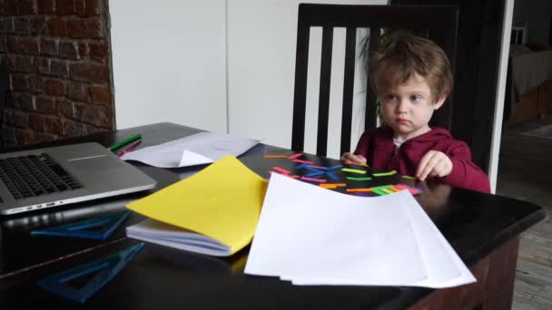 蹒跚学步的男孩正在玩工作文件和其他家长工具 — 图库视频影像