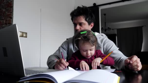 Pai Jovem Trabalha Computador Casa Com Uma Criança — Vídeo de Stock