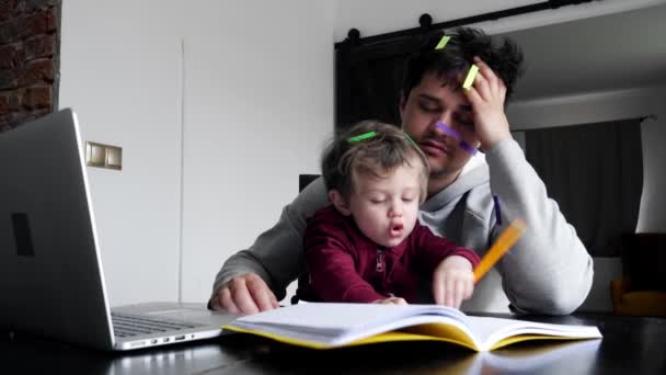 Pai Jovem Trabalha Computador Casa Com Uma Criança — Vídeo de Stock