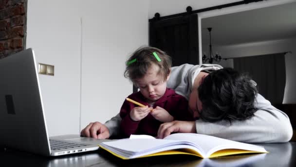 Padre Joven Trabaja Una Computadora Casa Con Niño — Vídeos de Stock