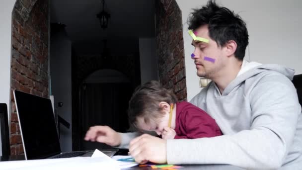 Fiatal Apa Otthon Dolgozik Egy Számítógépnél Egy Gyerekkel — Stock videók
