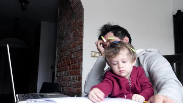 Молодий Батько Працює Комп Ютером Вдома Дитиною — стокове відео