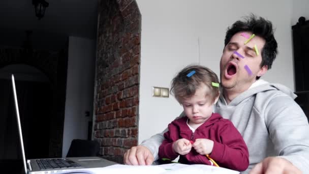 Mladý Otec Pracuje Doma Počítače Dítětem — Stock video