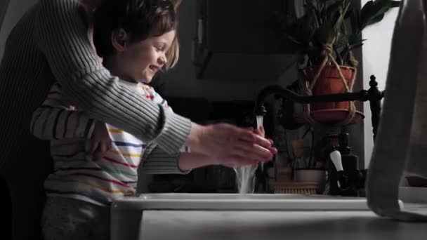 Mutter Beim Händewaschen Mit Einem Kleinen Jungen — Stockvideo