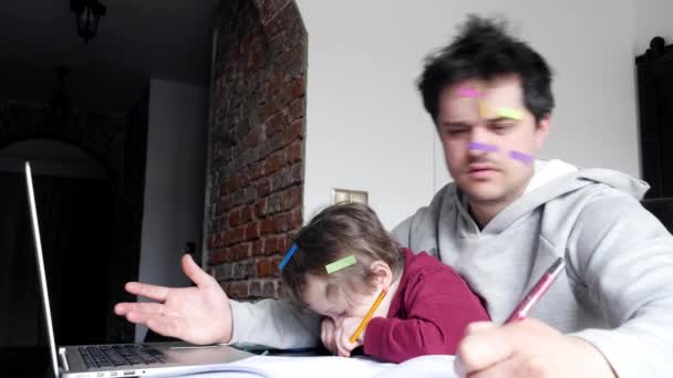 Ung Far Arbetar Vid Dator Hemma Med Ett Barn — Stockvideo