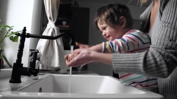Madre Lavándose Las Manos Con Niño Toddelr — Vídeos de Stock