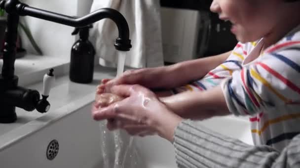 Moeder Wassen Handen Met Een Toddelr Jongen — Stockvideo