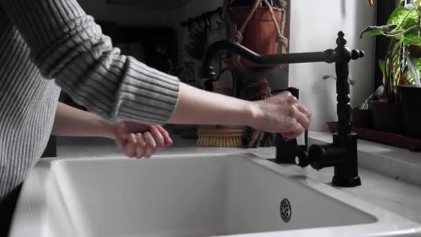 Жінка Миє Руки Кухні Вдома Відео — стокове відео