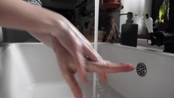 家庭で台所で手を洗う女性 ビデオ — ストック動画