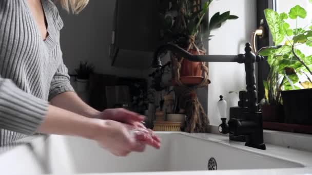 Mulher Lavando Mãos Cozinha Casa Vídeo — Vídeo de Stock