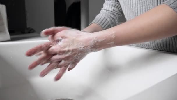 Mujer Lavándose Las Manos Cocina Casa Vídeo — Vídeos de Stock