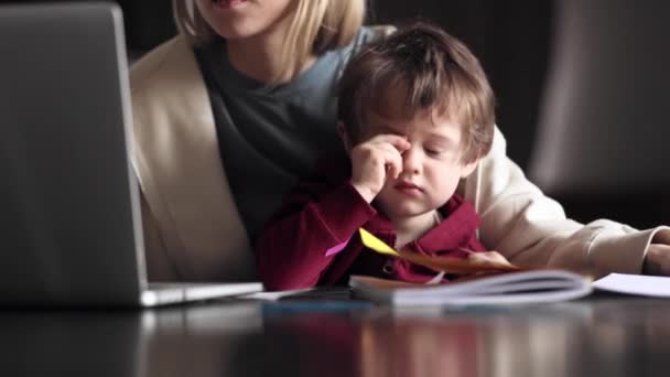 Giovane Madre Lavora Computer Casa Con Suo Bambino — Video Stock