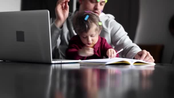 Ung Far Arbejder Ved Computer Hjemme Med Barn – Stock-video