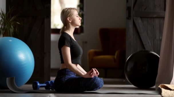 Mujer Haciendo Yoga Casa — Vídeos de Stock