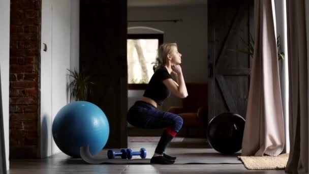 若い女性は自宅でスポーツ演習を行う — ストック動画