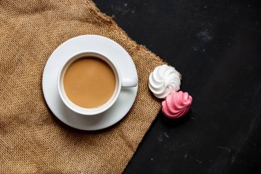 Beyaz kahve ve koyu arkaplanda krema.