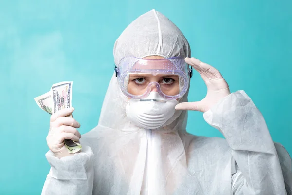 Sanitäter Schutzkleidung Hält Geld Der Hand — Stockfoto