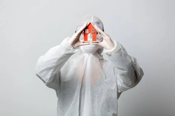 Γιατρός Ρούχα Προστασίας Που Σου Ζητάει Μείνεις Στο Σπίτι — Φωτογραφία Αρχείου