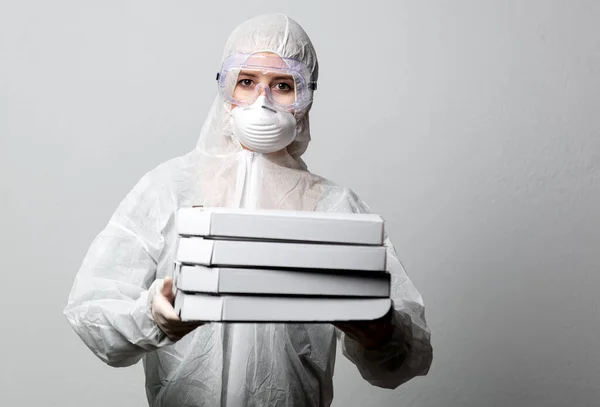Pizza Entrega Chica Con Cajas Traje Protector —  Fotos de Stock