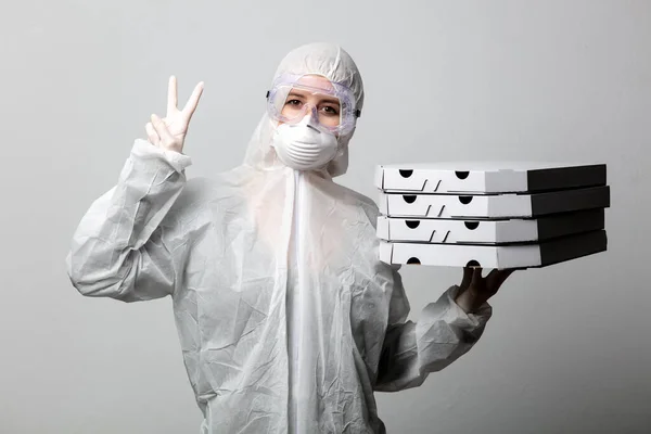 Pizza Entrega Chica Con Cajas Traje Protector —  Fotos de Stock