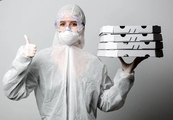 Pizza Entrega Chica Con Cajas Traje Protector —  Fotos de Stock