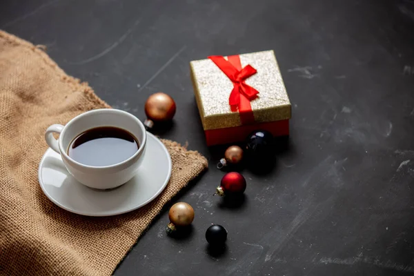 Tazza Caffè Palline Natale Scatola Regalo Sfondo Scuro — Foto Stock