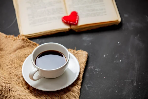 Coupe Café Livre Vintage Avec Coeur Sur Une Table Noire — Photo