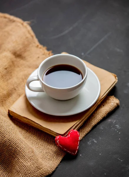 Xícara Café Livro Vintage Com Coração Uma Mesa Escura — Fotografia de Stock