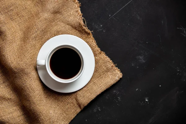 Tasse Schwarzen Kaffee Und Jutebeutel Auf Dunklem Hintergrund — Stockfoto