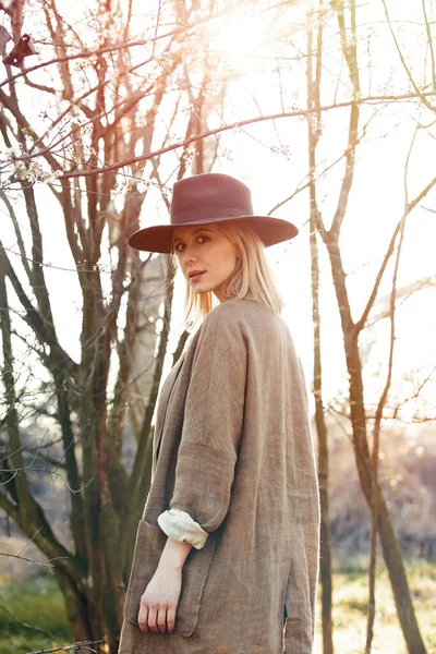 Stylish Girl Hat Cherry Blossom Garden Sunset — Stock Photo, Image