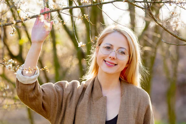 Stijlvol Meisje Bril Een Kersenbloesem Tuin Bij Zonsondergang — Stockfoto