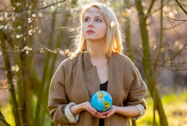 Mulher Loira Mantém Globo Terrestre Jardim Cereja Florescendo Pôr Sol — Fotografia de Stock