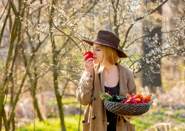 Blondynka Warzywami Koszyku Kwitnącym Ogrodzie Wiosnę — Zdjęcie stockowe