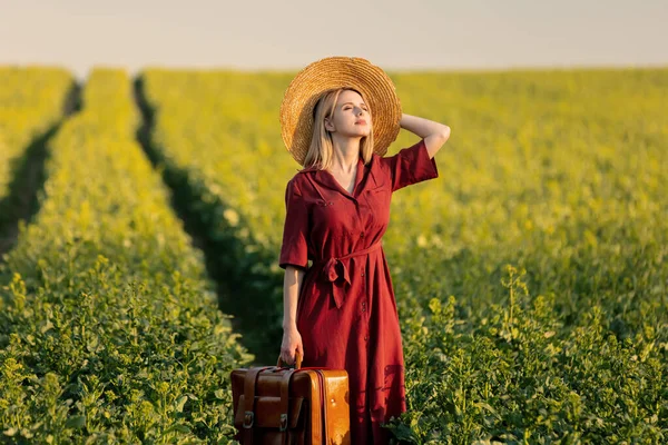 Blonde Frau Rotem Kleid Und Strohhut Mit Koffer Rapsfeld Frühling — Stockfoto