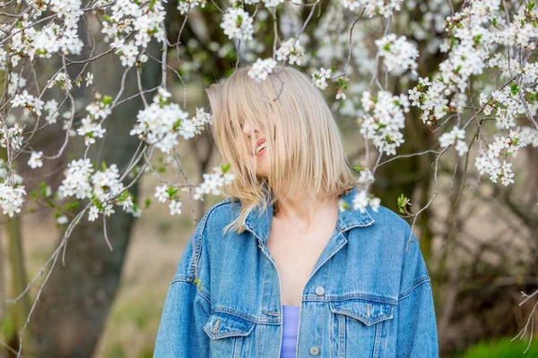 Blond Kvinna Denim Kläder Bredvid Blommande Träd Våren — Stockfoto