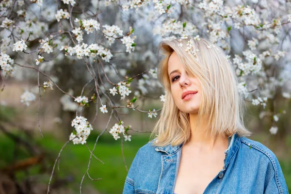Blondine Vrouw Denim Kleding Naast Bloeiende Boom Het Voorjaar — Stockfoto