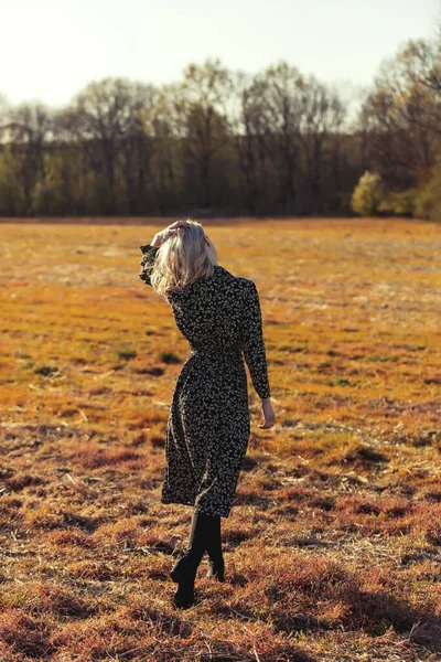 Blonde Fille Marche Dans Campagne Heure Coucher Soleil — Photo