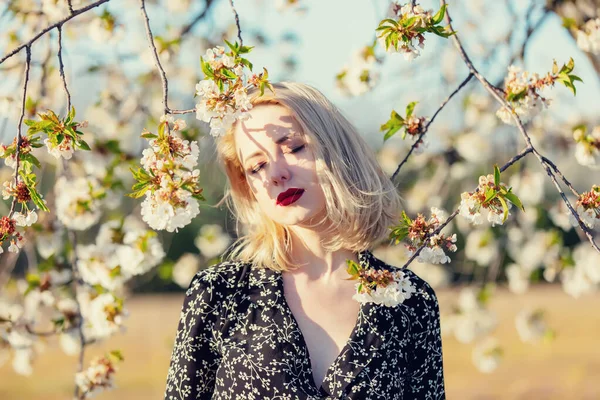 Chica Rubia Cerca Del Árbol Flor Campo Puesta Del Sol —  Fotos de Stock