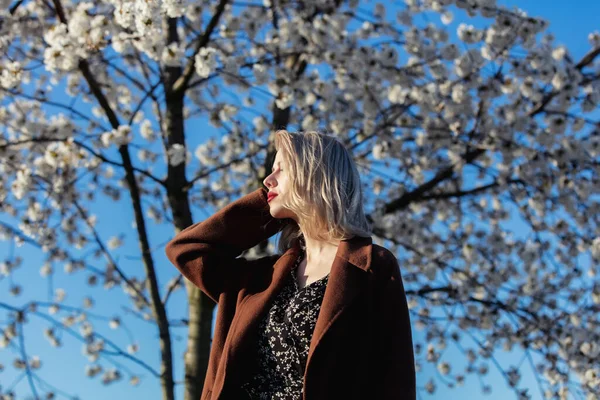 Blondýny Dívka Blízkosti Kvetoucího Stromu Venkově Při Západu Slunce — Stock fotografie