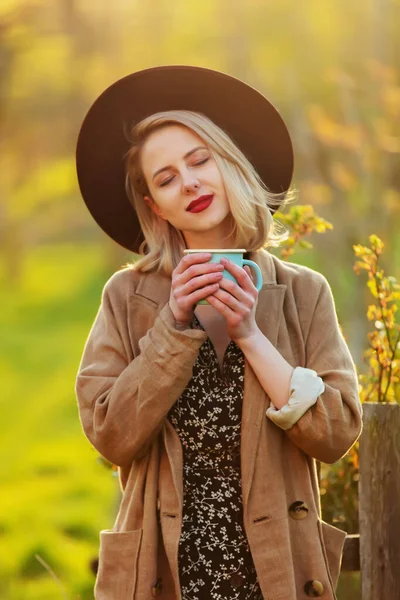 Style Blonde Woman Hat Jacket Cup Coffee Garden Sunset Time — Stock Photo, Image