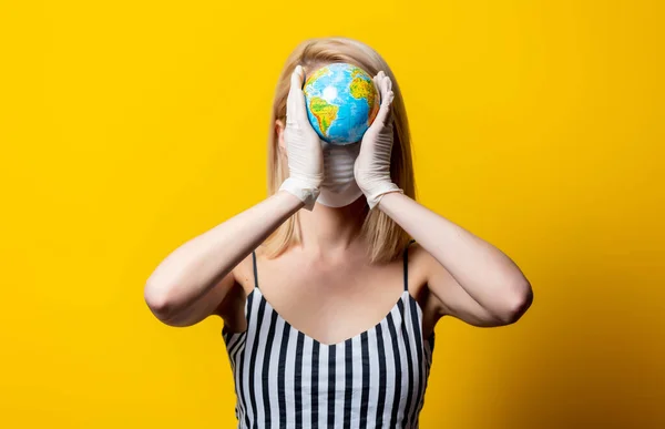 Blond Vrouw Het Gezicht Masker Handschoenen Houdt Aarde Bol Gele — Stockfoto