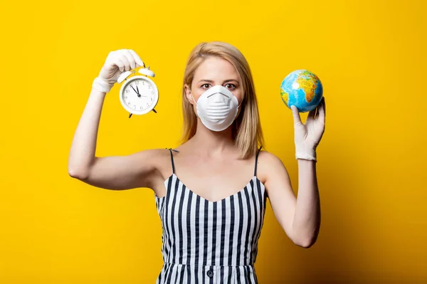 Femeia Blondă Mască Față Mănuși Deține Ceasul Deșteptător Globul Pământului — Fotografie, imagine de stoc