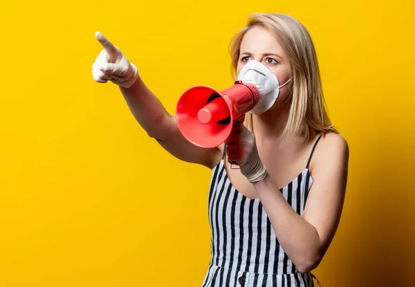 Mujer Rubia Máscara Facial Guantes Sostiene Megáfono Sobre Fondo Amarillo —  Fotos de Stock