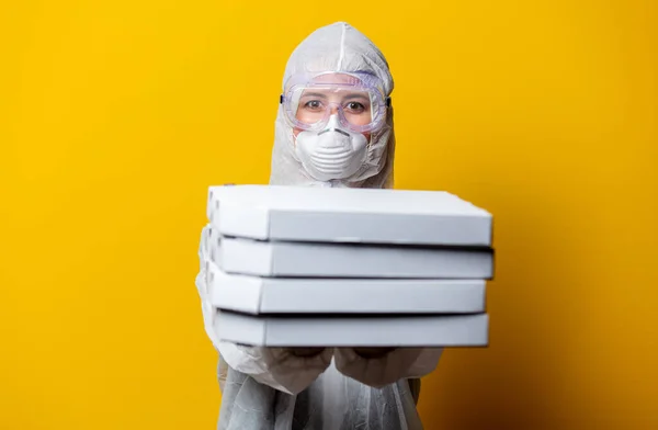 Entrega Ropa Protección Con Cajas Pizza Sobre Fondo Amarillo —  Fotos de Stock