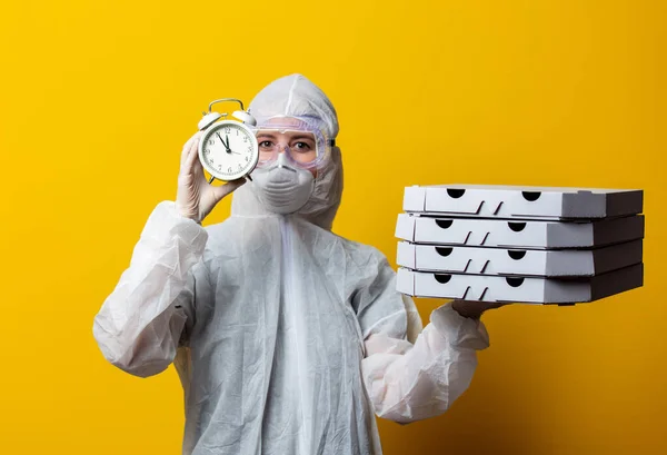 Korumalı Kıyafetler Içinde Pizza Kutuları Sarı Arka Planda Çalar Saatle — Stok fotoğraf