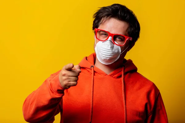 Chico Mascarilla Gafas Con Pelo Rizado Sobre Fondo Amarillo —  Fotos de Stock