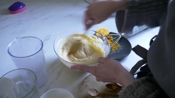 Mujer Cocinando Cocina Casa — Vídeos de Stock