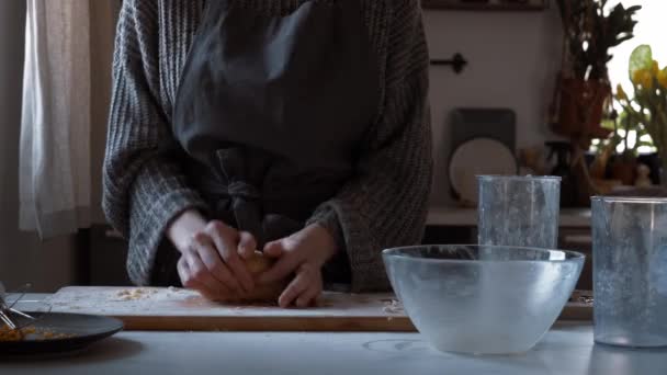 Женщина Приготовление Пищи Кухне Дома — стоковое видео