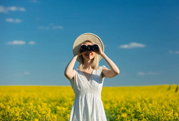 Mooie Vrouw Jurk Met Verrekijker Koolzaad Veld Het Voorjaar — Stockfoto