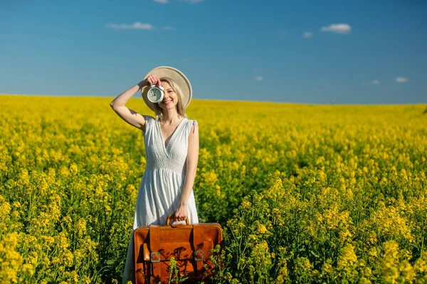 Hermosa Mujer Vestido Con Maleta Reloj Despertador Campo Colza Primavera — Foto de Stock